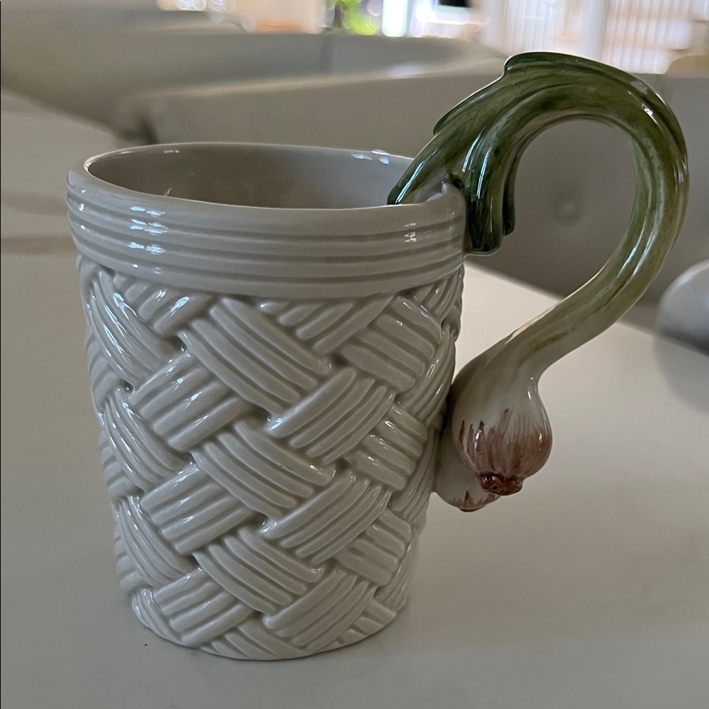 EUC Fitz & Floyd porcelain basket weave mug with onion and stem handle